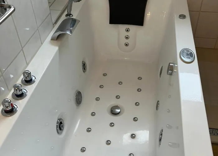 Am Biebricher Schlosspark Daire *